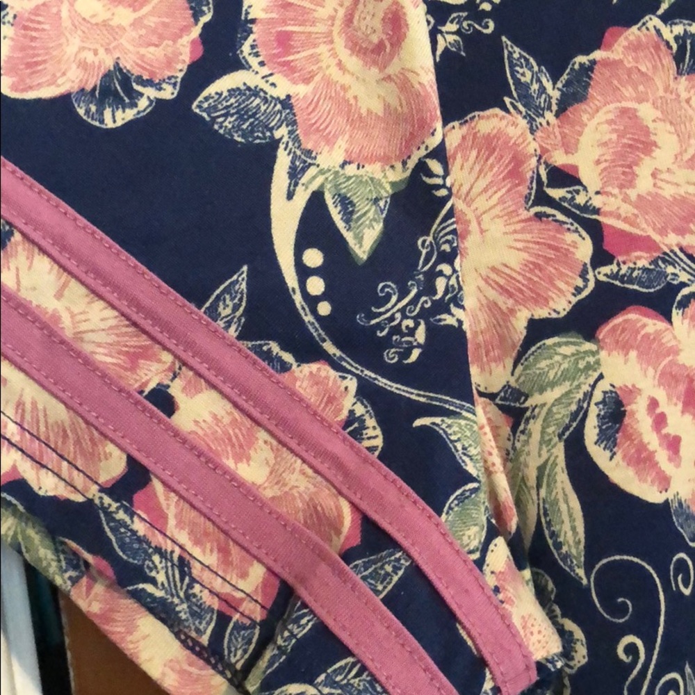 Large Lularoe classic tee - Picture 2 of 3